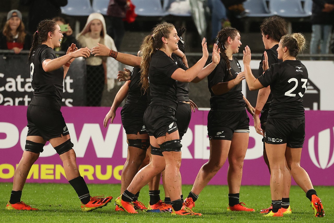 WHANGAREI, NEW ZEALAND - JUNE 18: New Zealand celebrate victory in the 2022 Pacific Four Series match between the New Zealand Black Ferns and the USA at Semenoff Stadium on June 18, 2022 in Whangarei, New Zealand. (Photo by Fiona Goodall - World Rugby/World Rugby via Getty Images)