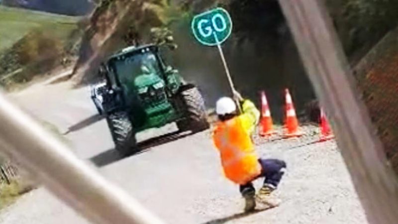 WATCH: Kiwi road worker’s crack up antics at mahi go viral